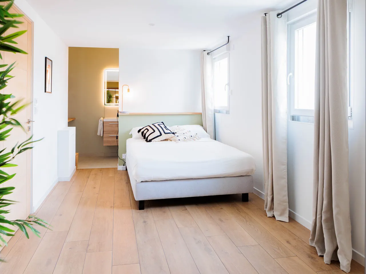 Chambre 5 du Loft : lit double, grande fenêtre et accès à la salle d'eau privative